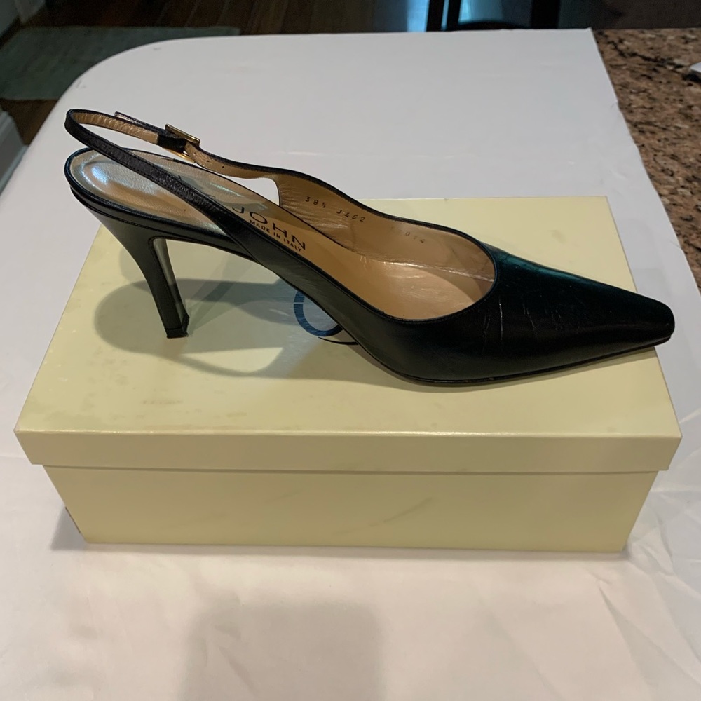 Like new St. John “Sloane” pumps